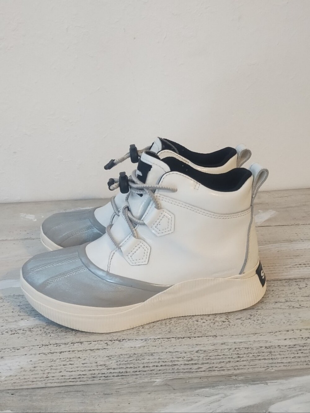 Sorel Out N About Waterproof Booties white silver U.S.A women's Sz 6